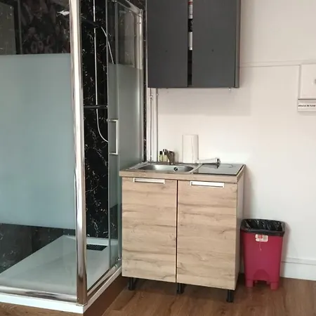 Charming Studio In A Prestigious Neighborhood 6th Floor, No Elevator 아파트