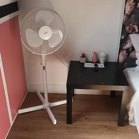 Charming Studio In A Prestigious Neighborhood 6th Floor, No Elevator Апартаменты *